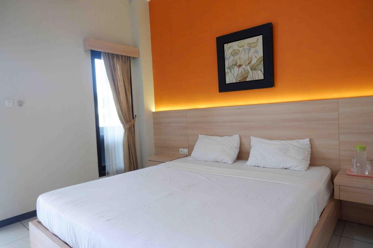 Urbanview Hotel Solo Tiara Kültér fotó